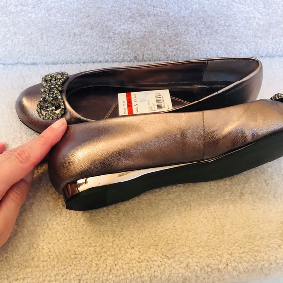Tahari Silver Flats Size 6.5 - Picture 11 of 12